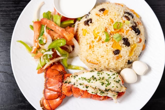 Pilaf with Garlic-Baked North Atlantic Cold-Water Lobster Tail 蒜蓉焗烤北大西洋冷水龙虾手抓饭.