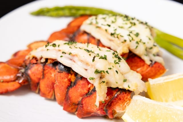 Lobster Tails — Garlic-Baked, Wild North Atlantic Cold-Water 蒜蓉焗烤北大西洋野生冷水龙虾尾.